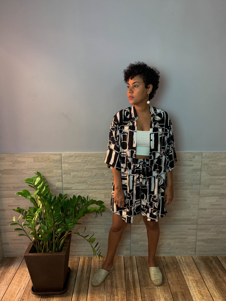 Short abstrato preto e branco